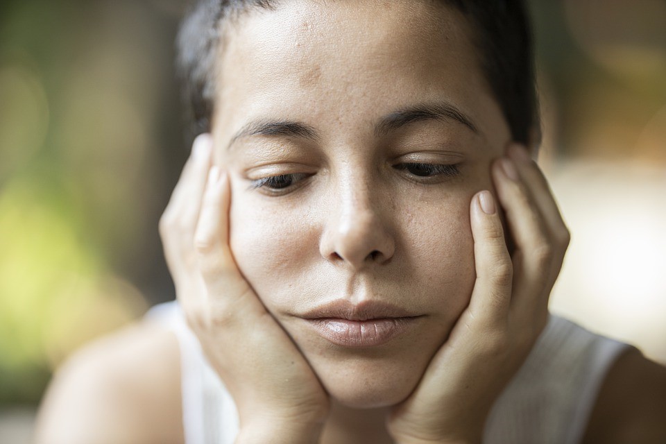 A woman sad about her dull skin